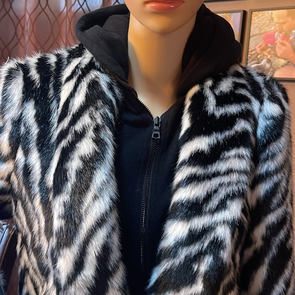 Alice + Olivia Faux Fur Coat - Picture 2 of 8